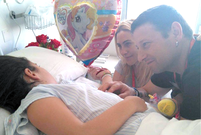 Los padres de Lucía con ella en el hospital